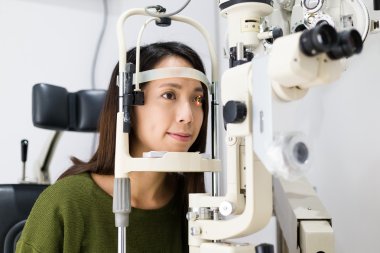 Kadının göz testi optik Kliniği yapması