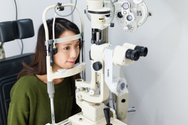 Kadının göz testi optik Kliniği yapması