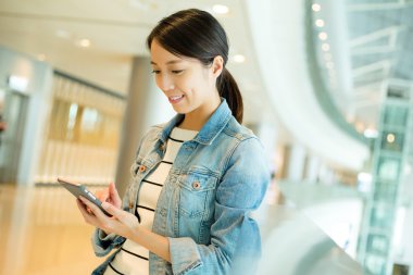 Asyalı genç kadın cep telefonu kullanarak