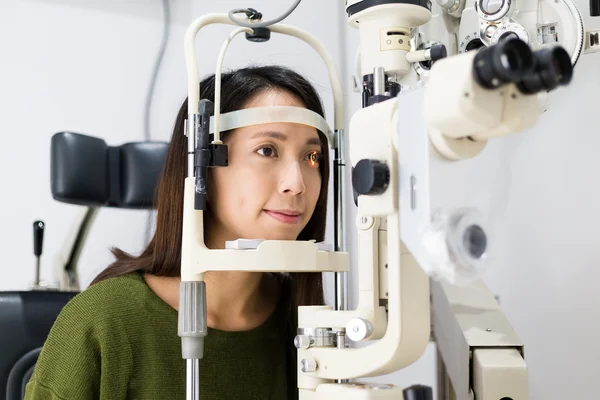 Woman doing eye test in optical clinic — Stock Photo, Image