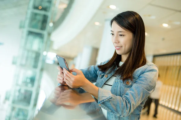 Aziatische jonge vrouw met behulp van mobiele telefoon — Stockfoto