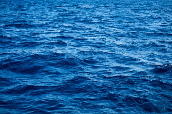 Κυματιστή επιφάνεια της θάλασσας — Φωτογραφία Αρχείου
