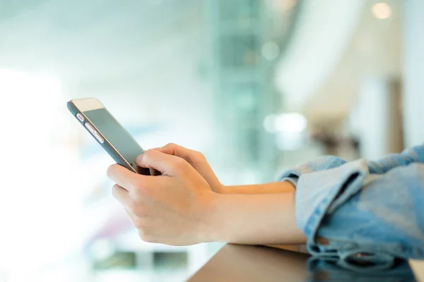 Mujer usando teléfono móvil — Foto de Stock