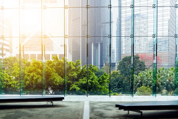 Mur de verre dans le bâtiment de bureaux — Photo