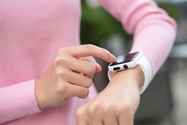 Woman using smart watch — Stock Photo, Image