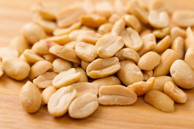 Ahşap masa üzerinde soyulmuş fıstık yığını