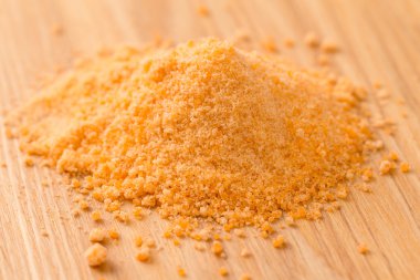 Ahşap masa üzerinde sarı şeker yığını