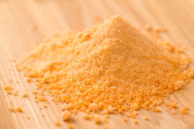 Ahşap masa üzerinde sarı şeker yığını