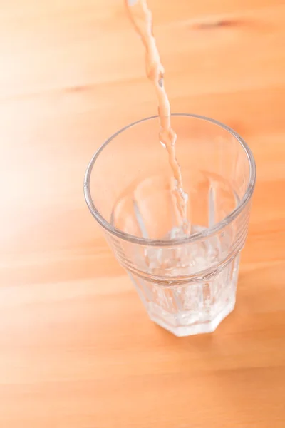 Water naar glas gieten — Stockfoto