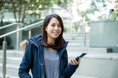 cep telefonu açık, kullanan kadın