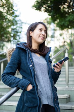 cep telefonu açık, kullanan kadın