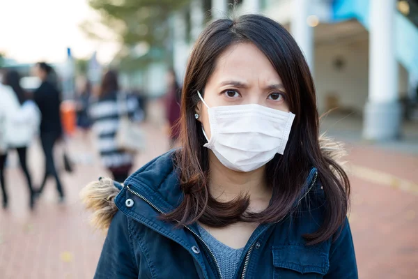 Donna che indossa maschera medica — Foto Stock