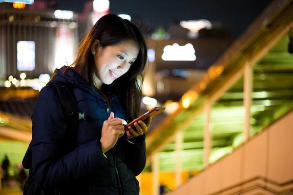 女人在晚上使用手机 — 图库照片