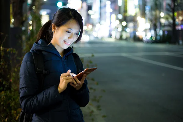 Mulher asiática usando celular — Fotografia de Stock