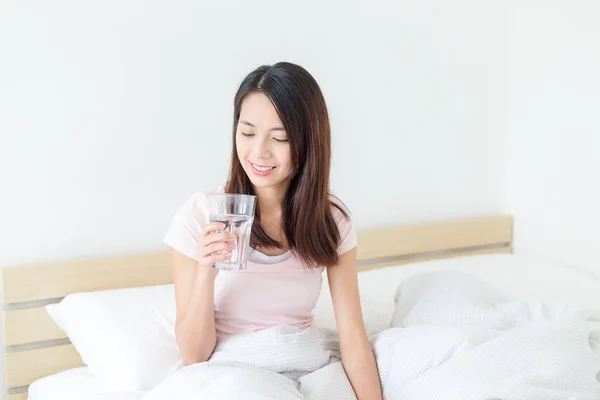 Азиатская молодая женщина пьет воду — стоковое фото