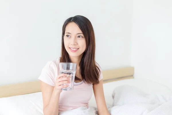 Asiático jovem mulher água potável — Fotografia de Stock