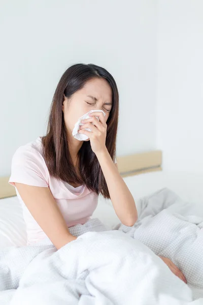 Mujer que sufre de enfermedad y estornudo — Foto de Stock