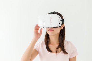 VR aygıtı kullanan kadın