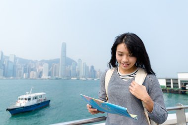 Hong Kong şehir haritası kullanan kadın