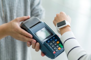 Kadın akıllı watch tarafından fatura ödeme 