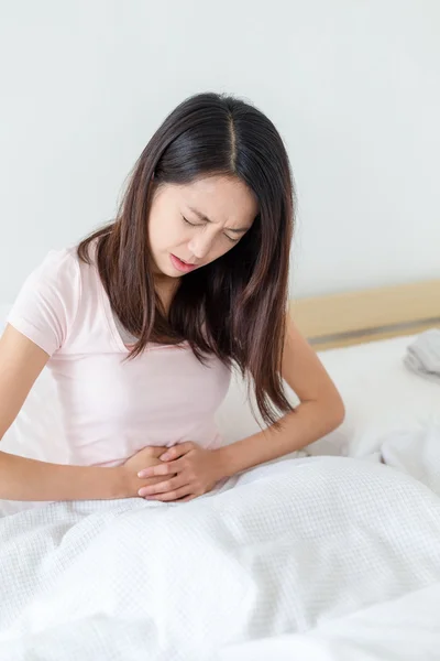 Woman getting stomach pain — Stock Photo, Image