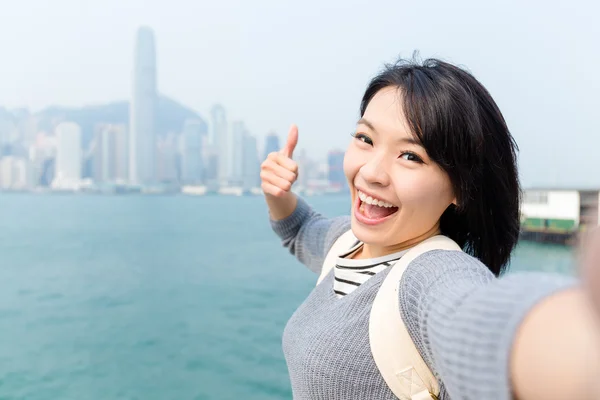 Vrouw die selfie in hong kong — Stockfoto