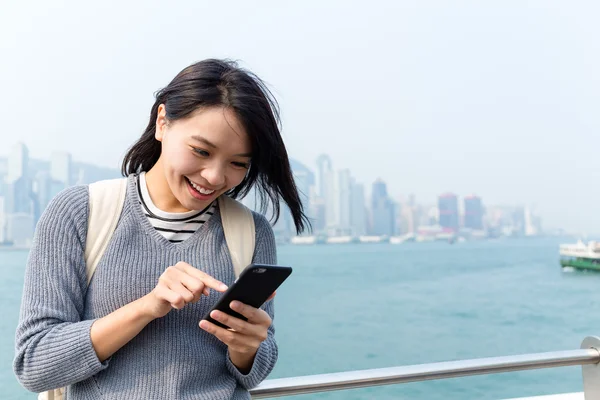 Vrouw met behulp van de mobiele telefoon in Hong Kong — Stockfoto