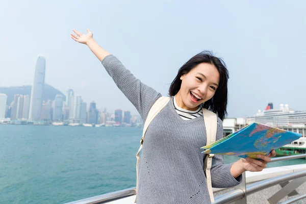 Vrouw met behulp van de plattegrond van de stad in Hong Kong — Stockfoto