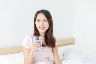 Bir bardak su içen kadın.