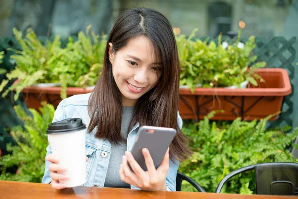 Femme avec tasse de café en utilisant un téléphone portable — Photo