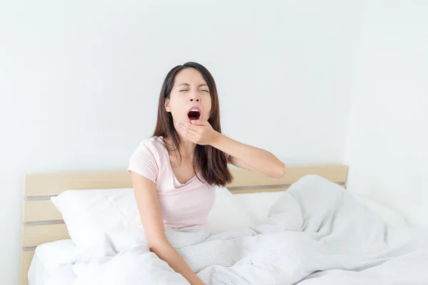 Женщина зевает после пробуждения — стоковое фото