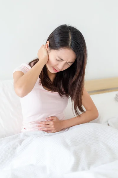 Mujer sintiendo dolor de estómago — Foto de Stock