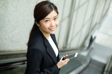 akıllı telefon kullanan iş kadını