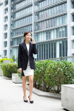 akıllı telefon kullanan iş kadını