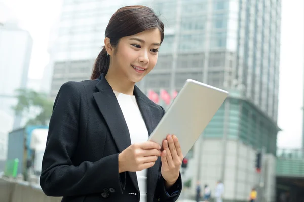 Giovane donna d'affari asiatica in abito da lavoro — Foto Stock