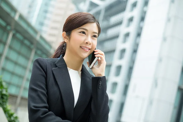 Giovane donna d'affari asiatica in abito da lavoro — Foto Stock