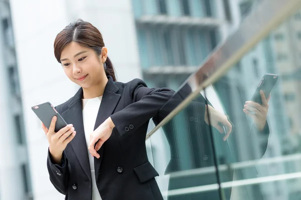 Zakenvrouw met behulp van slimme telefoon — Stockfoto