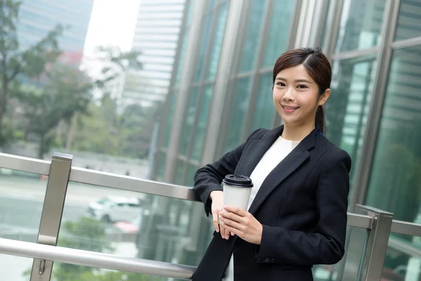 Giovane donna d'affari asiatica in abito da lavoro — Foto Stock