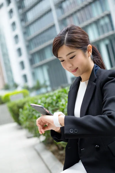 Jeune femme d'affaires asiatique en costume d'affaires — Photo