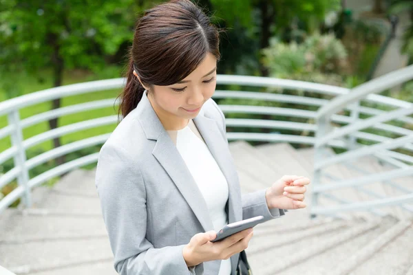 Jeune femme d'affaires asiatique en costume d'affaires — Photo