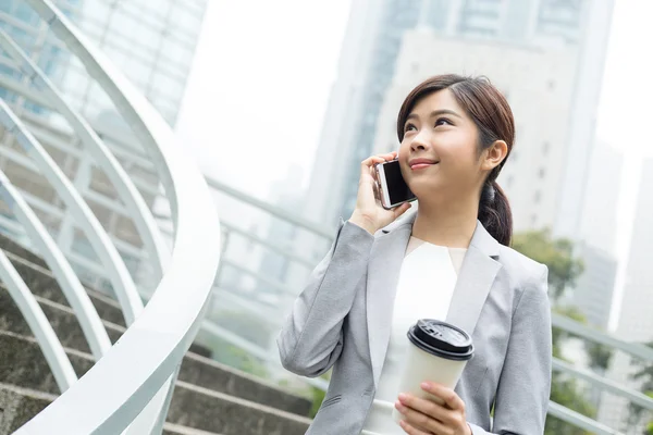 Zakenvrouw met behulp van slimme telefoon — Stockfoto