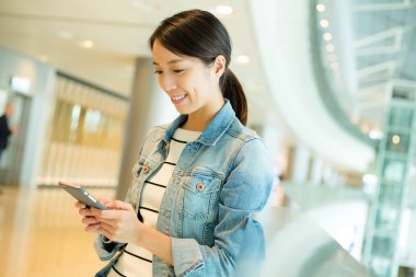 Cep telefonu kullanan Asyalı kadın.