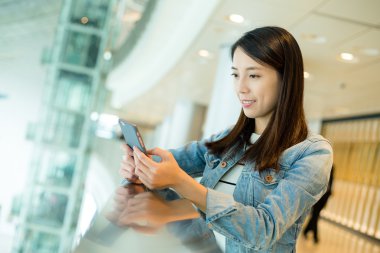 Cep telefonu kullanan Asyalı kadın.