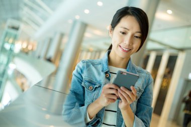 Cep telefonu kullanan Asyalı kadın.