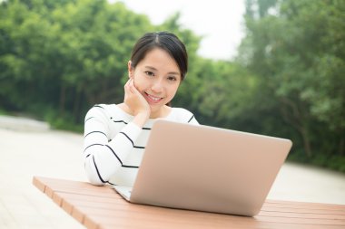 Dizüstü bilgisayarda çalışan kadın