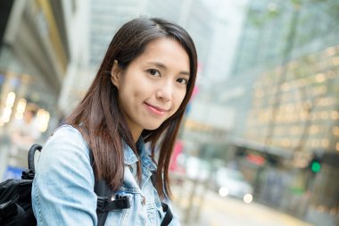 Hong Kong'da seyahat eden kadın
