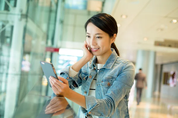 Aziatische vrouw met behulp van mobiele telefoon — Stockfoto