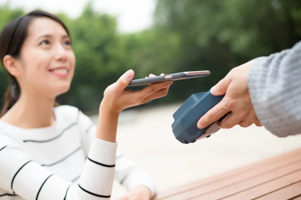 Frau benutzt Handy zum Bezahlen der Rechnung — Stockfoto