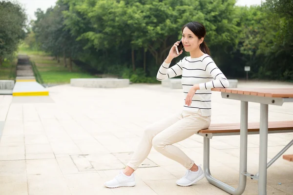 Азиатка разговаривает по мобильному телефону — стоковое фото