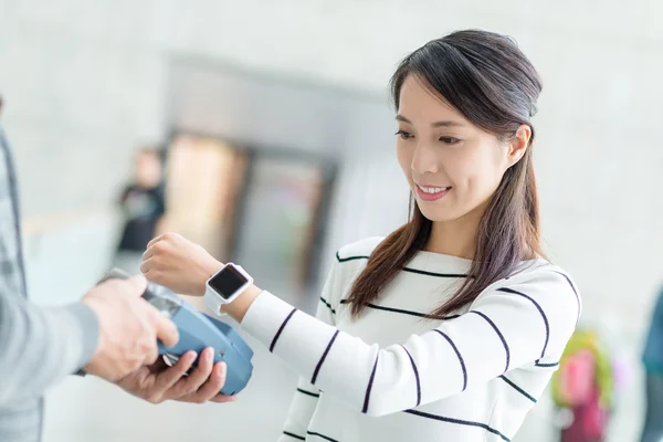 Wanita dibayar oleh NFC di smartwatch — Stok Foto